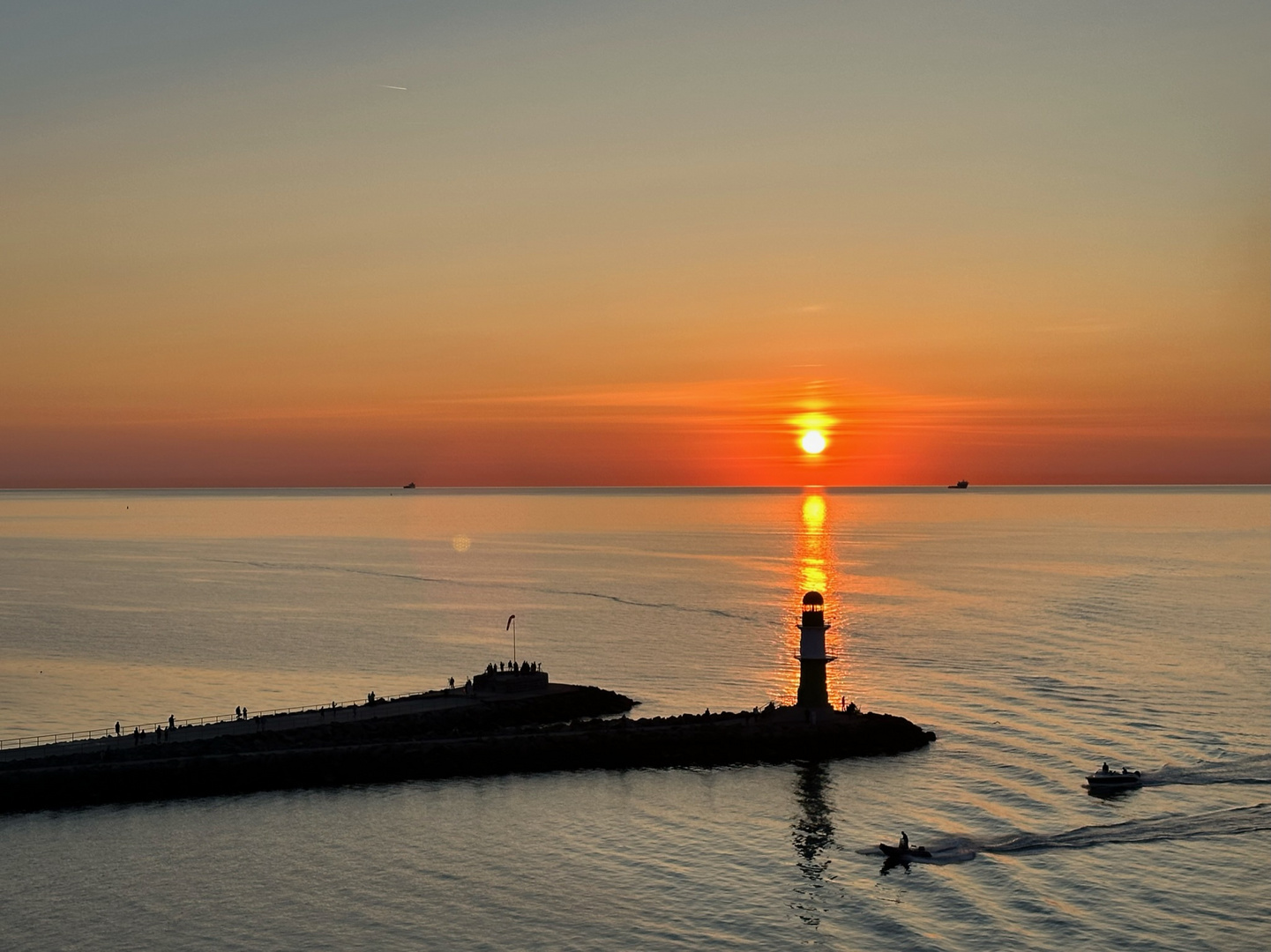 Sonne knipst den Leuchtturm an