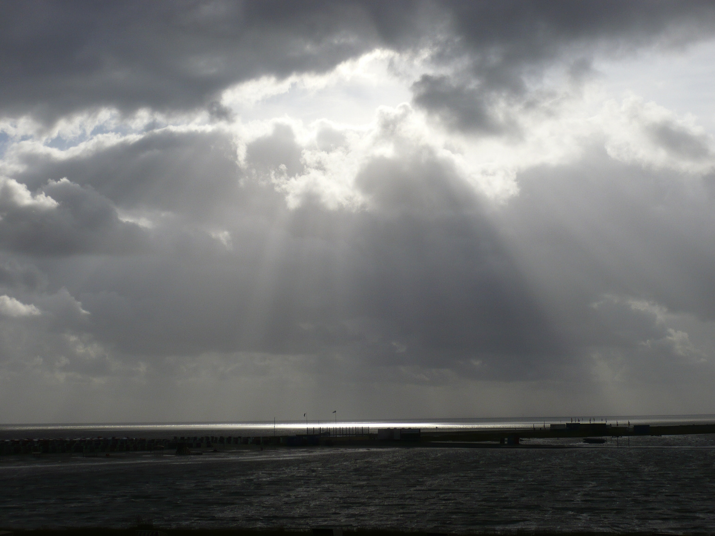 Sonne kommt durch die Wolken