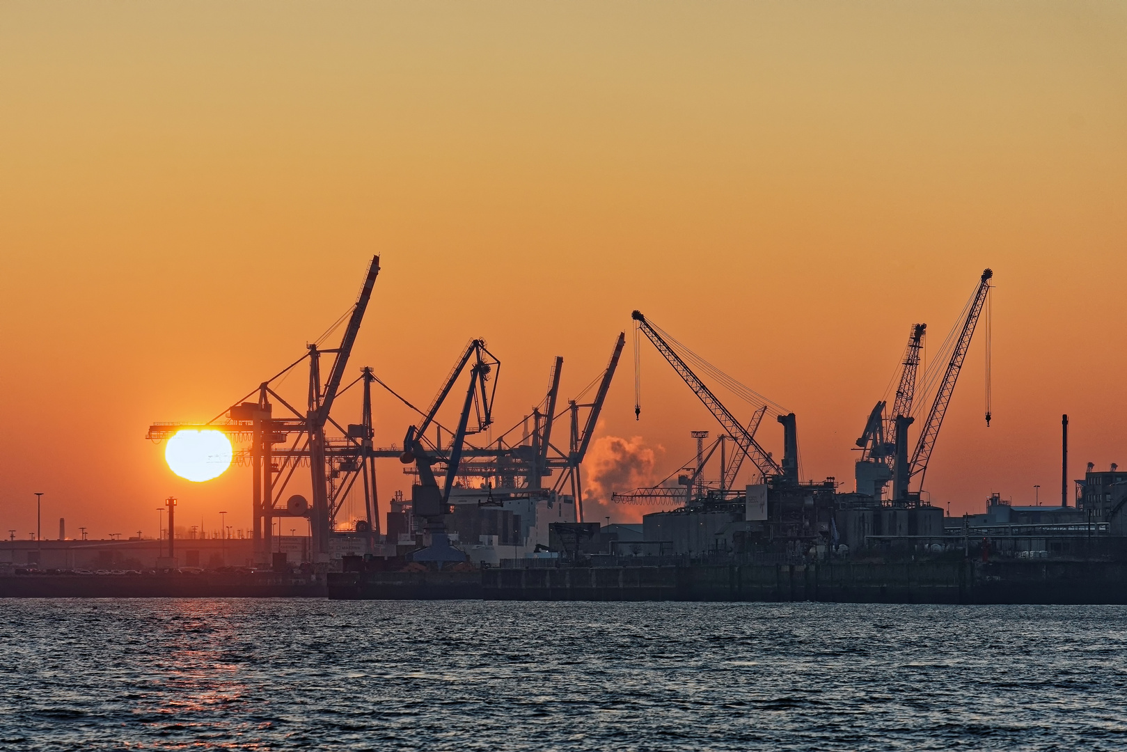 Sonne küsst Containerbrücke