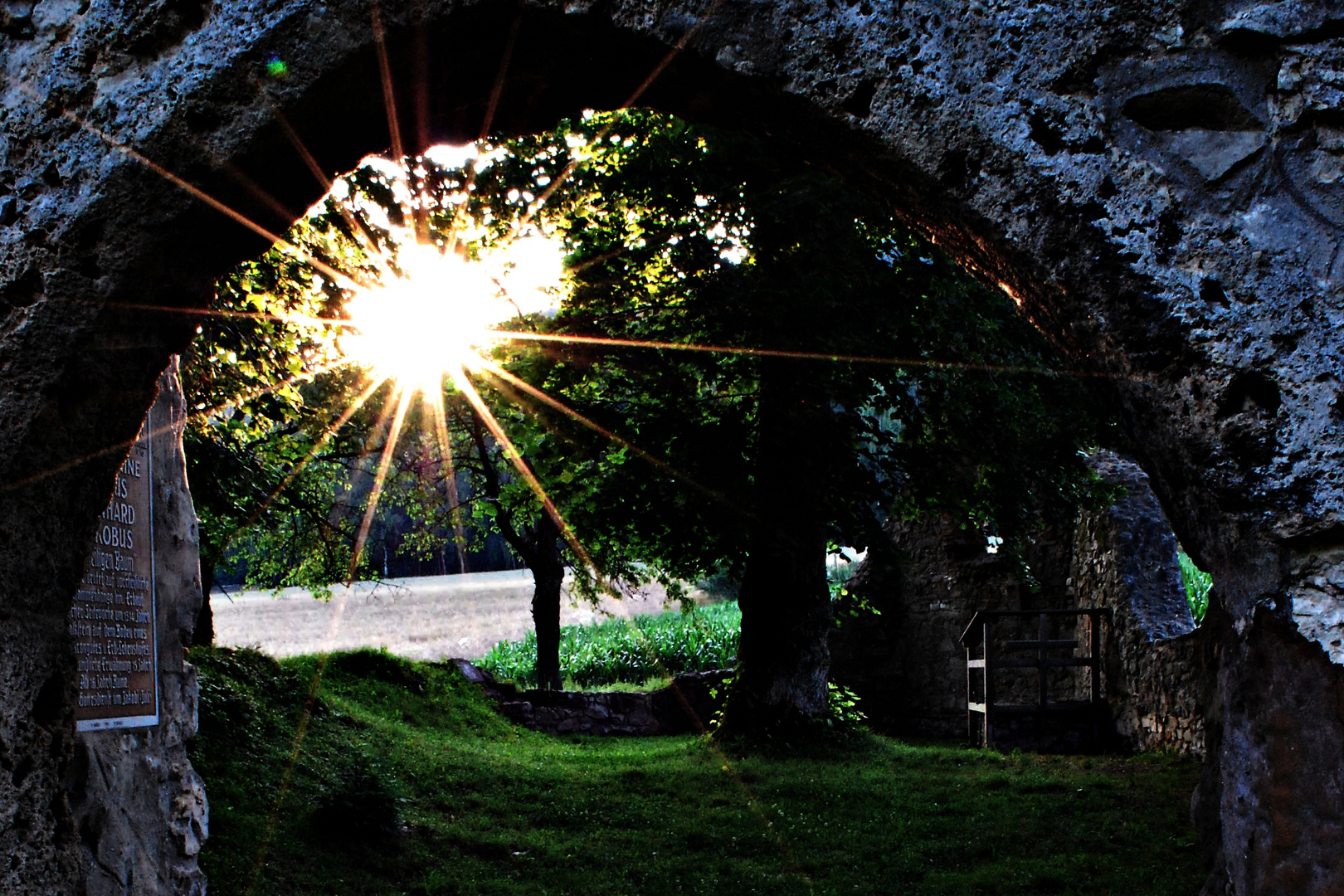 Sonne küsst Kapellenruine wach