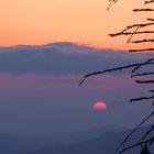 Sonne legt sich in den Wolken schlafen