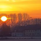 Sonne mit Bauernhaus