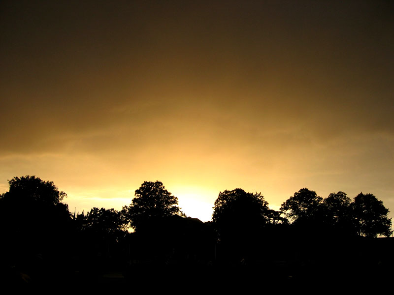 Sonne mit Regenwolken in Travemünde