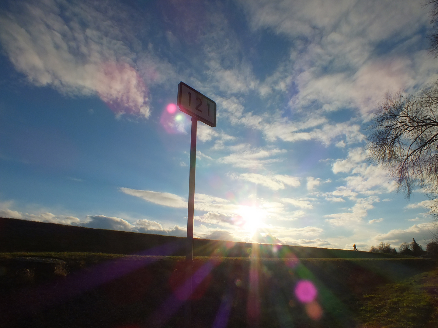 Sonne mit Schild