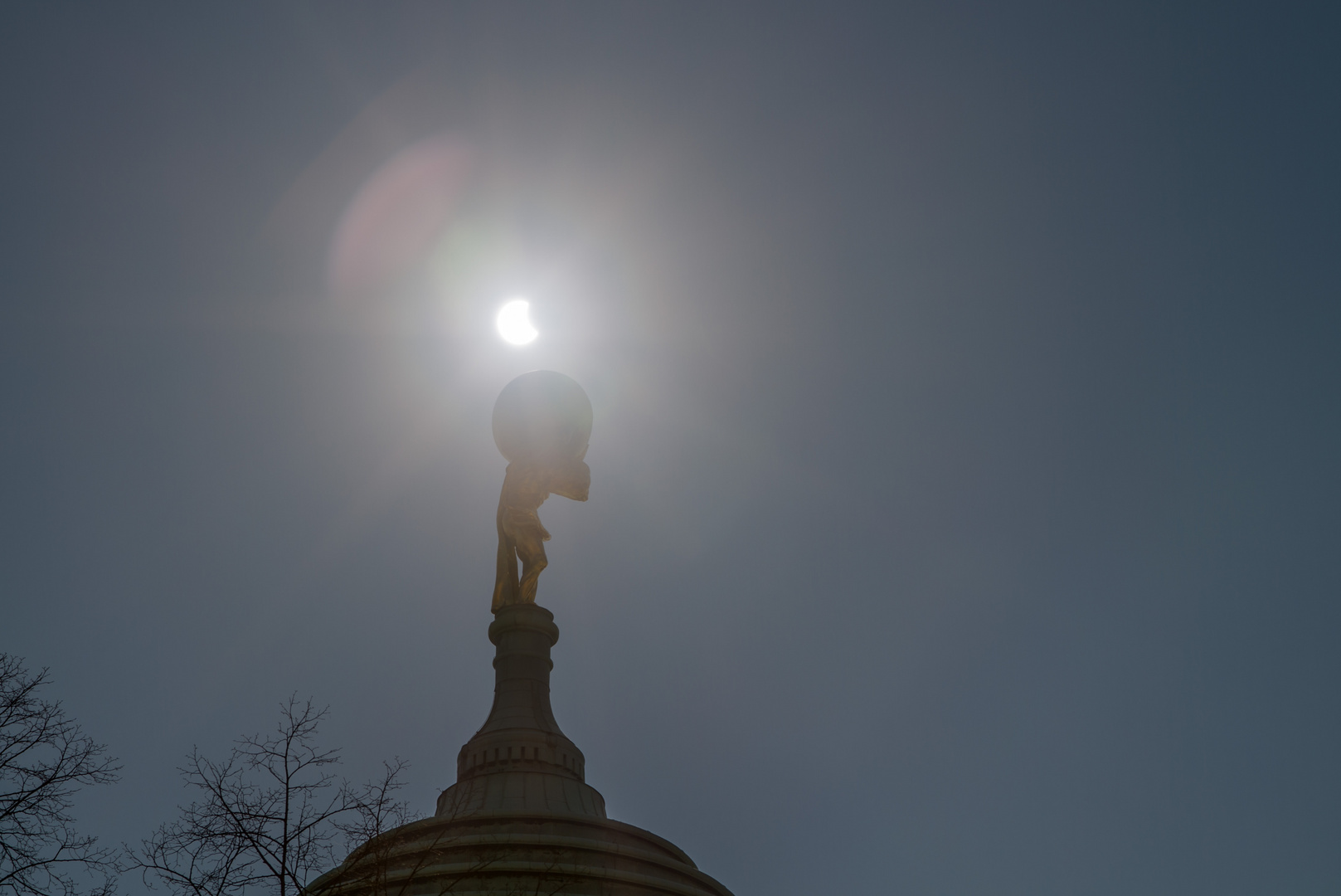 Sonne Mond und Atlas mit der Weltkugel