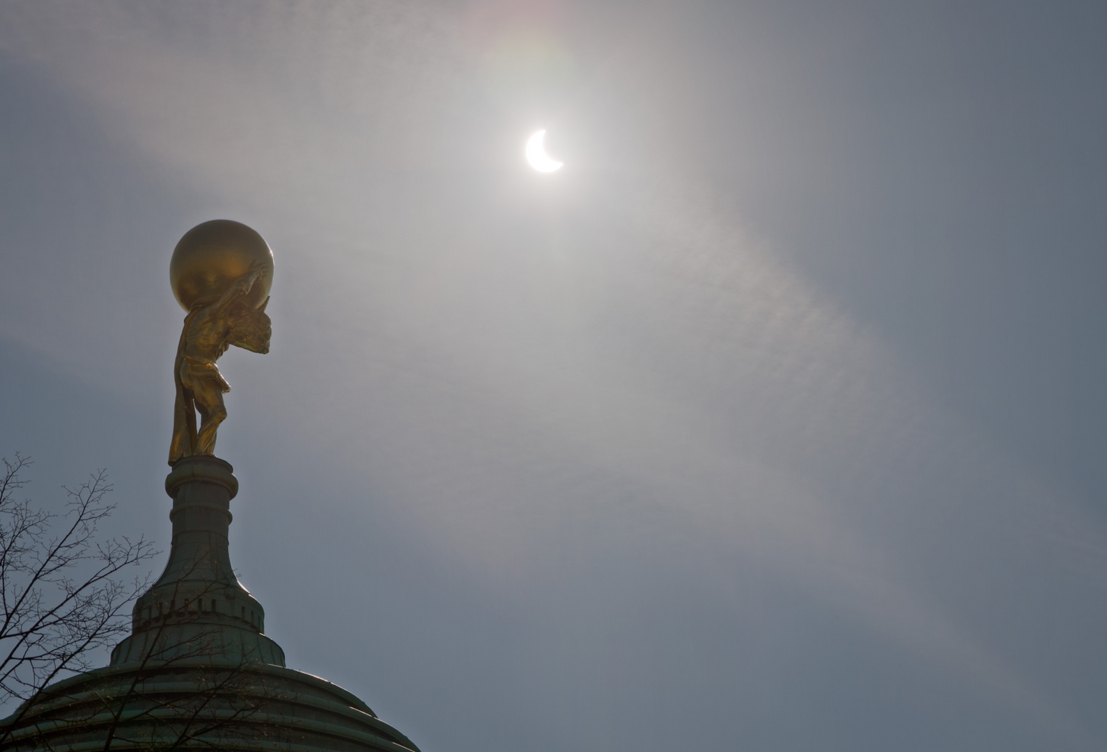 Sonne, Mond und die Erde auf den Schultern des Atlas