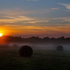 Sonne , Nebel und Heuballen