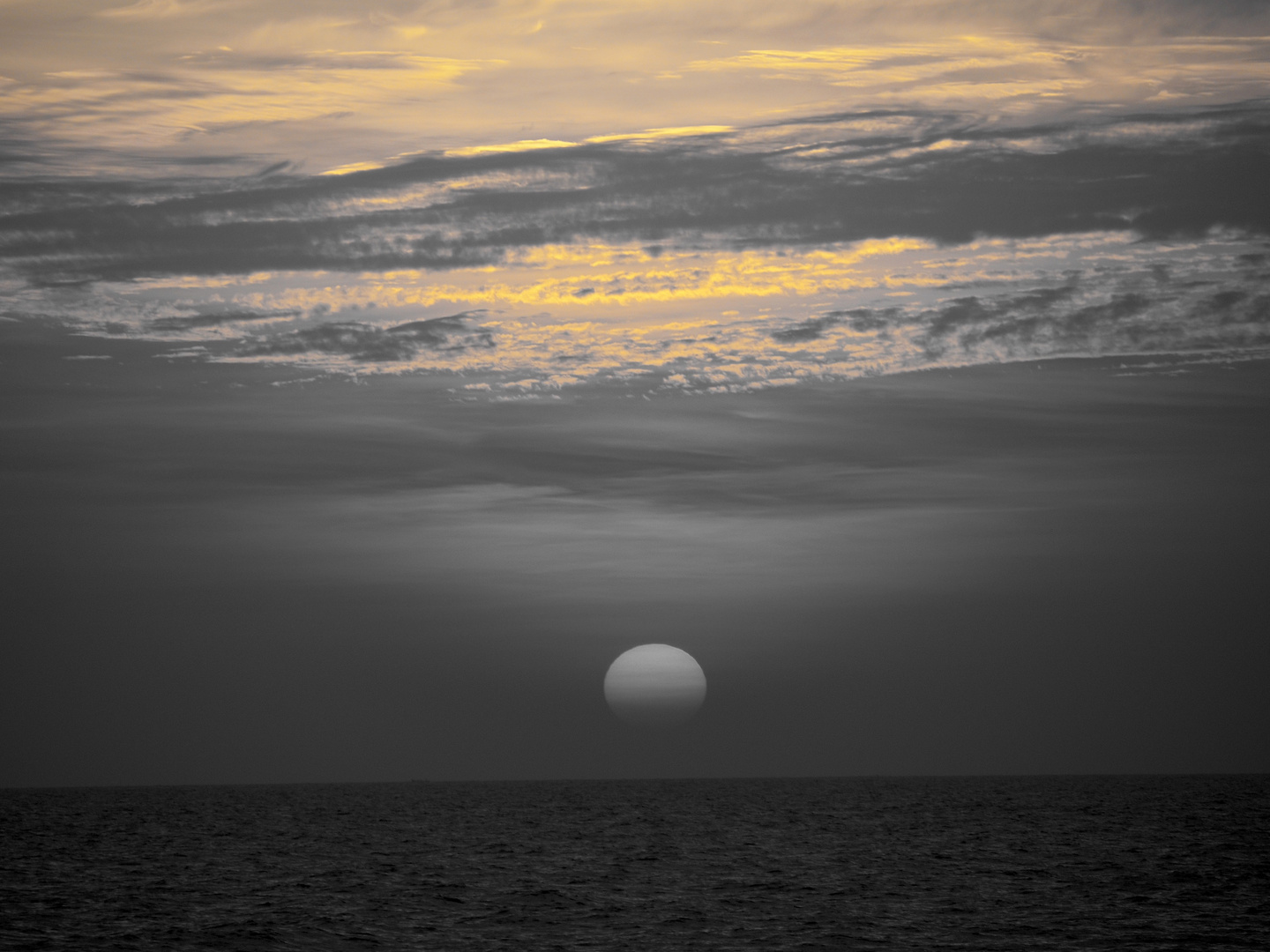 Sonne ohne Rot, trotzdem Sonnenuntergang