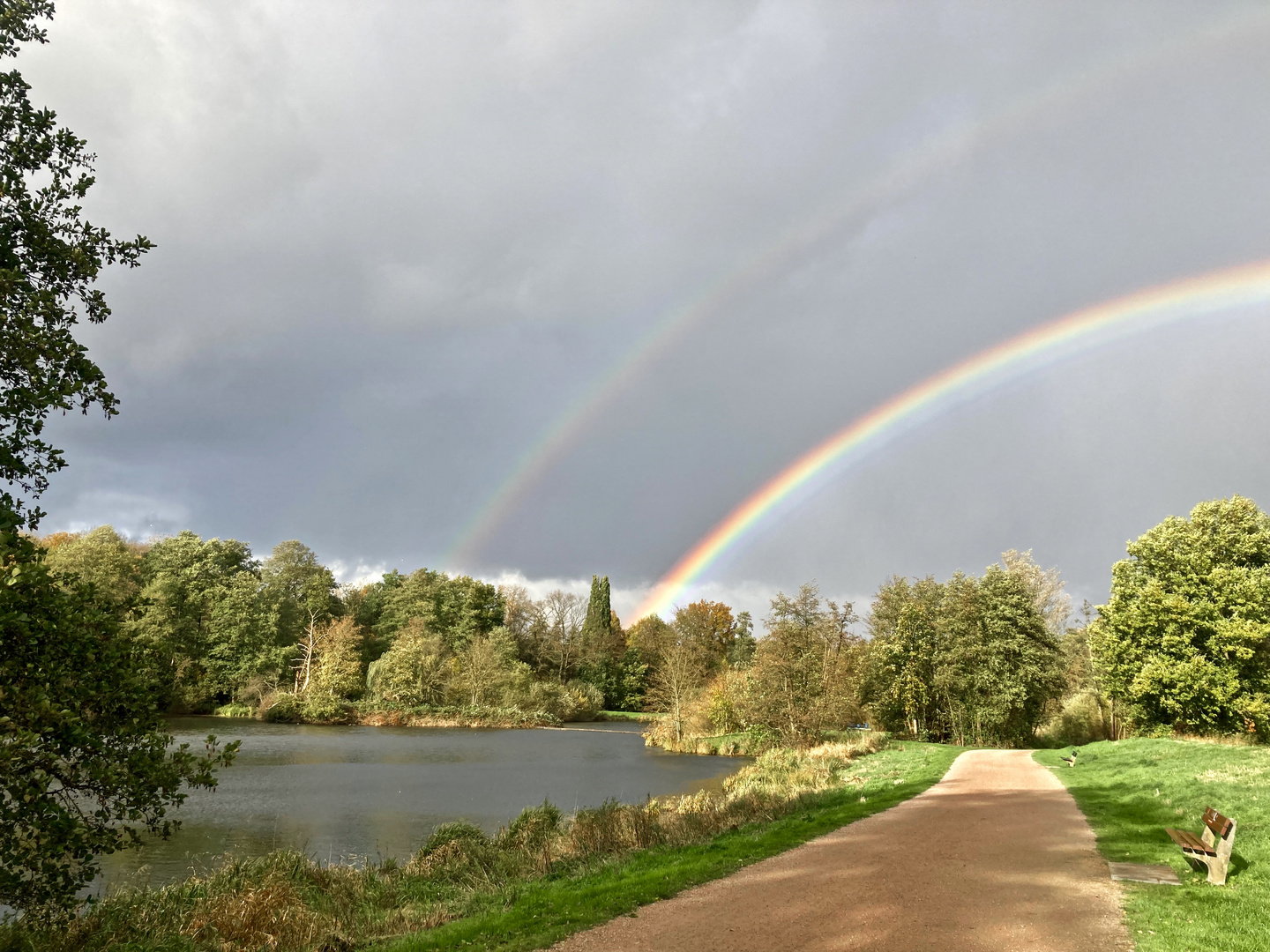 Sonne, Regen und das Resultat : zwei Regenbogen 