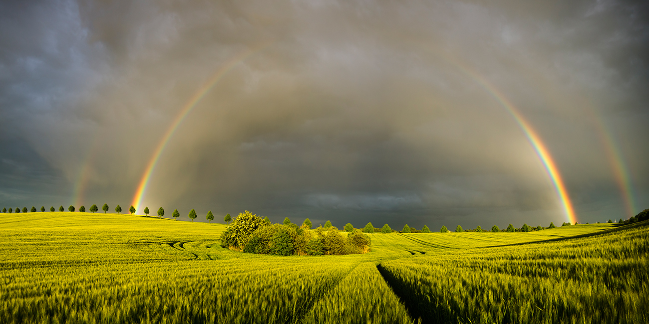 Sonne, regen und zwei Regenbögen Foto & Bild landschaft, natur Bilder