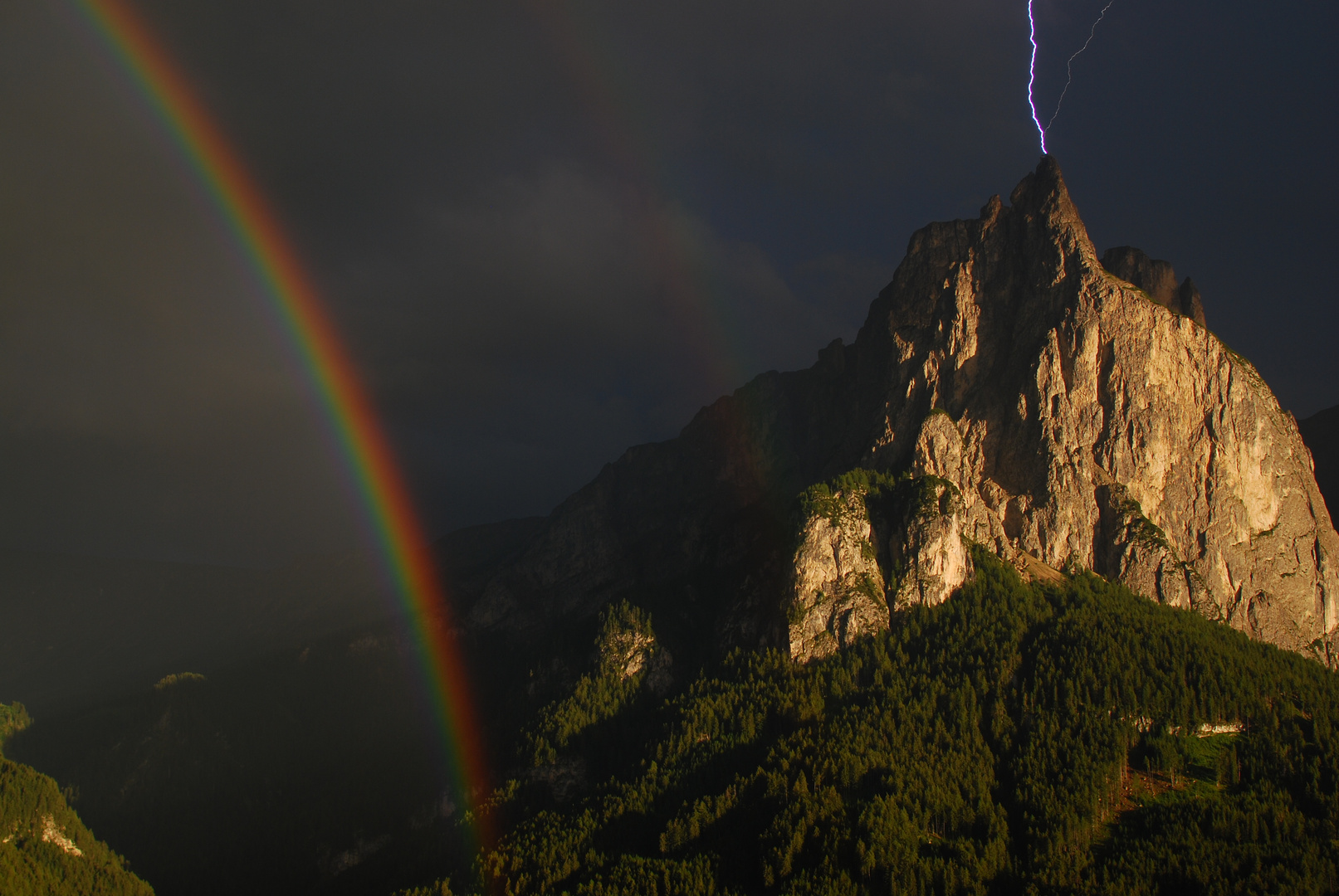 Sonne, Regenbogen und Blitz