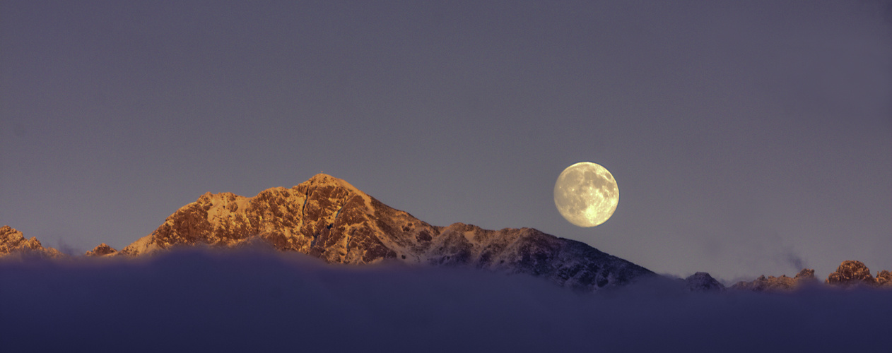 Sonne runter, Mond rauf über dem Nebelmeer