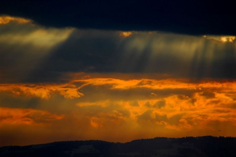 Sonne scheint durch die Wolken