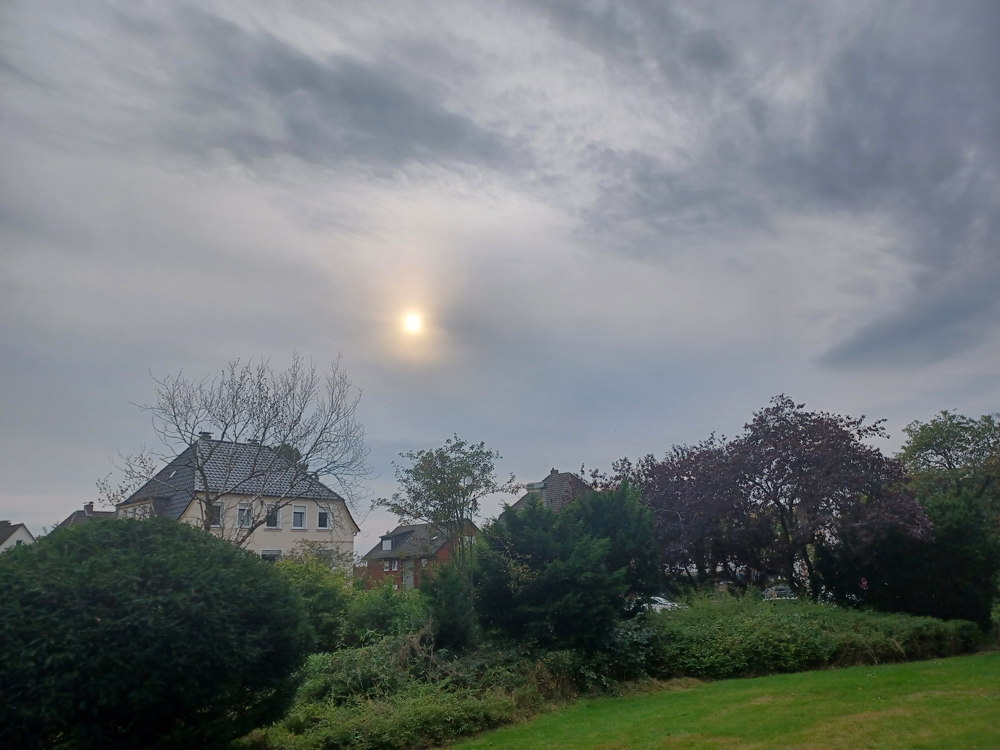 Sonne scheint durch die Wolken