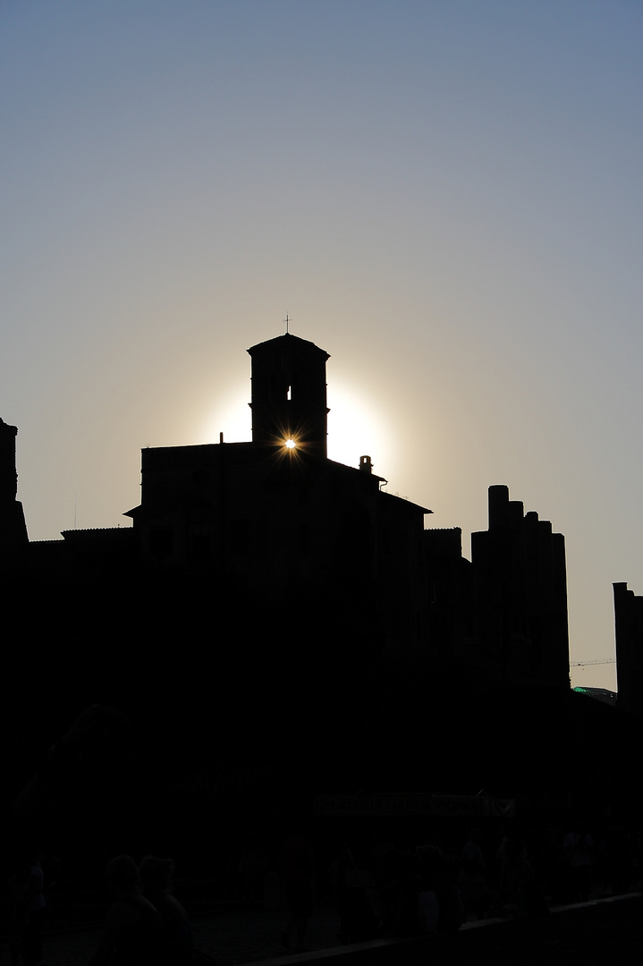 Sonne scheint durch Glockenturm