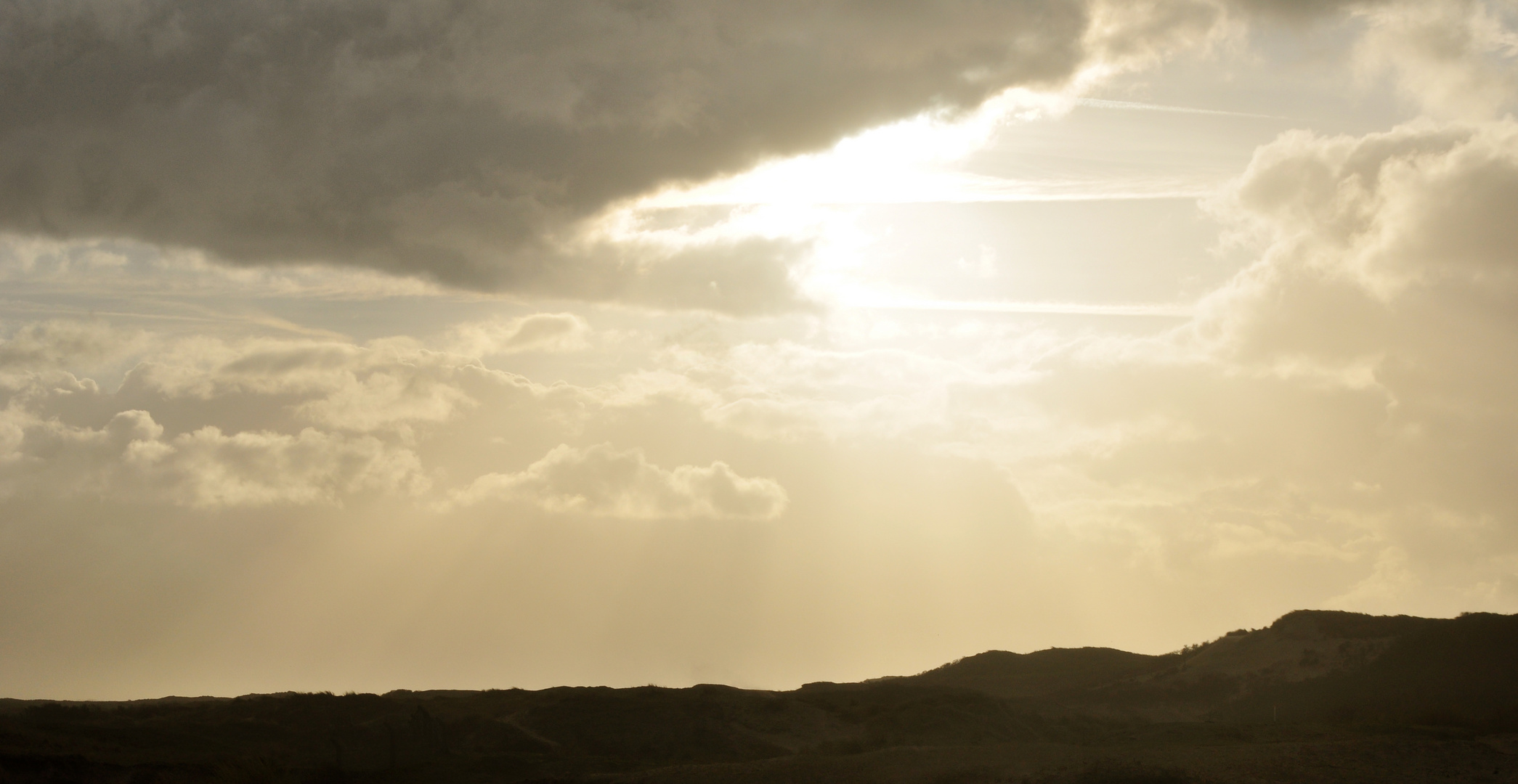 Sonne scheint durch Wolken