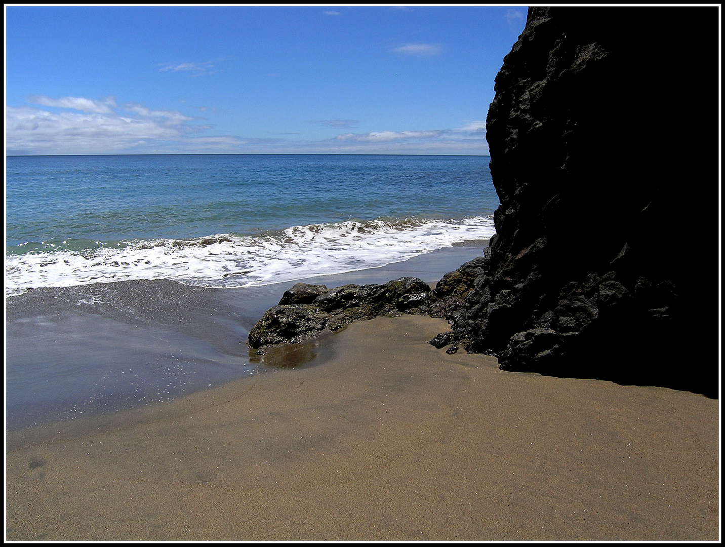 Sonne, schwarze Felsen, schöner Strand und blaues Meer, was will man mehr!