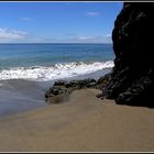 Sonne, schwarze Felsen, schöner Strand und blaues Meer, was will man mehr!