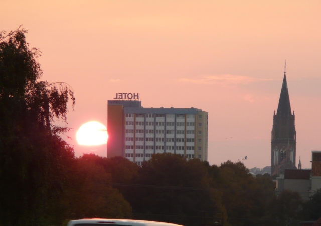 Sonne senkt sich in die Stadt