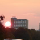 Sonne senkt sich in die Stadt