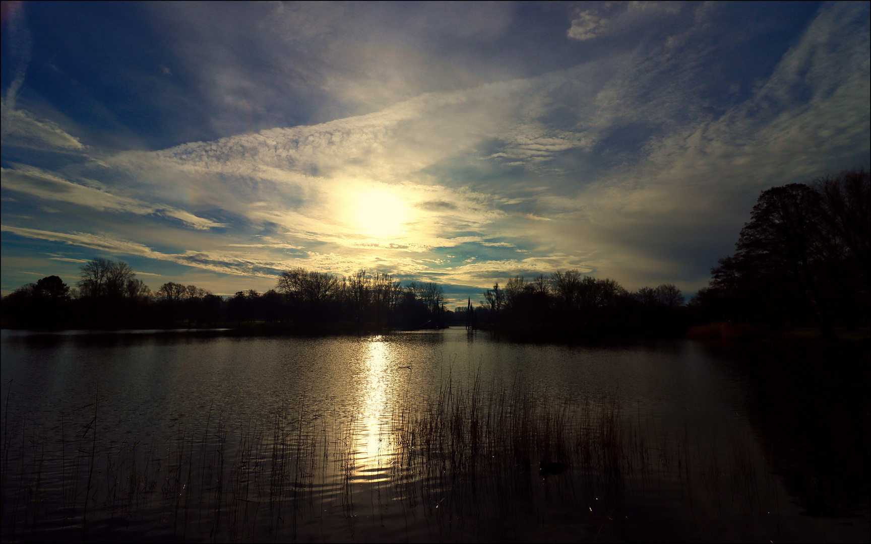 Sonne spiegelt sich im Wasser