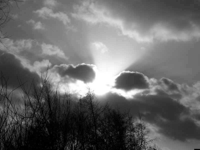 Sonne "spielt" mit Wolken