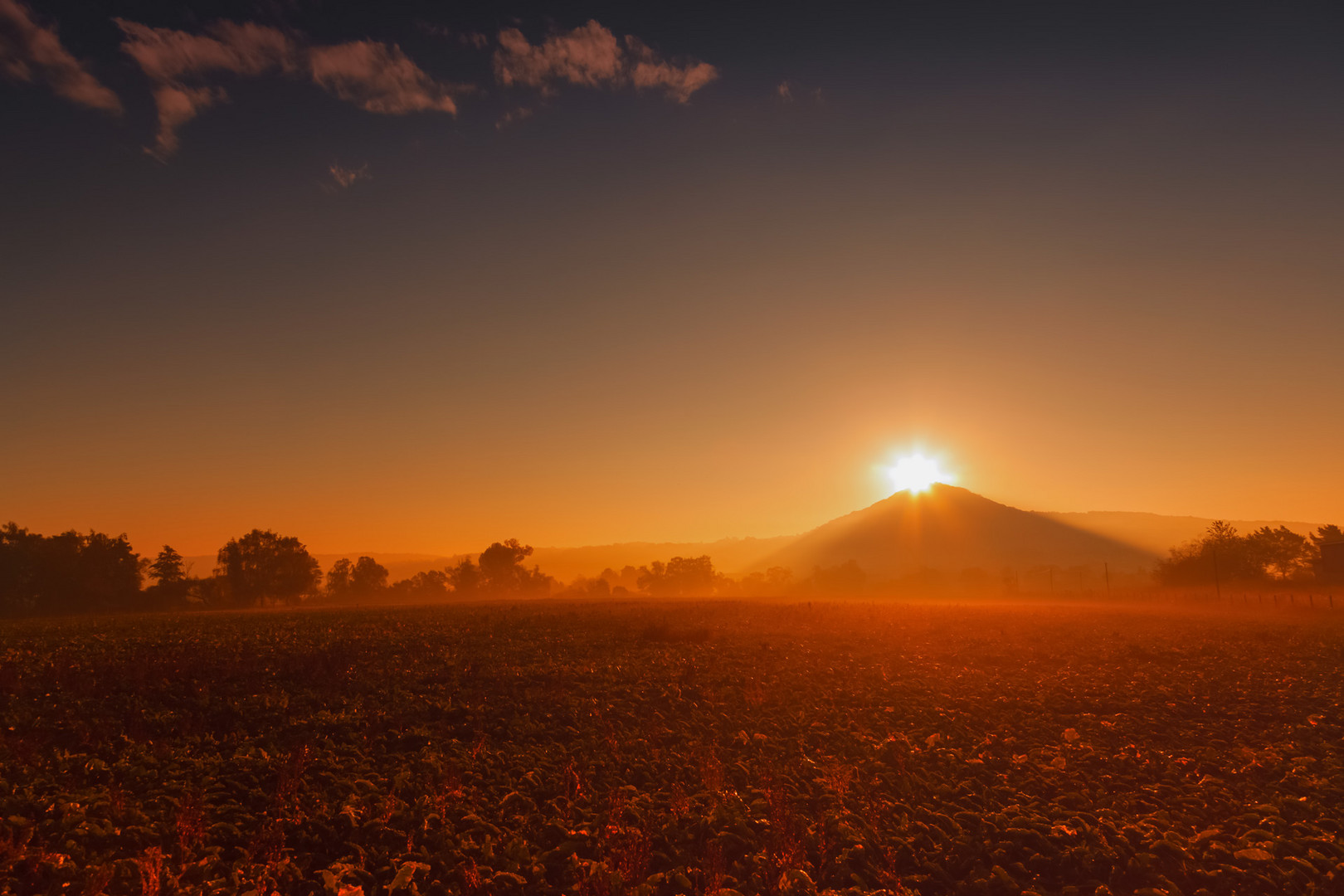 Sonne steigt aus dem Berg empor