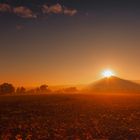 Sonne steigt aus dem Berg empor