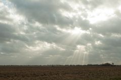 Sonne strahlt durch die Wolken