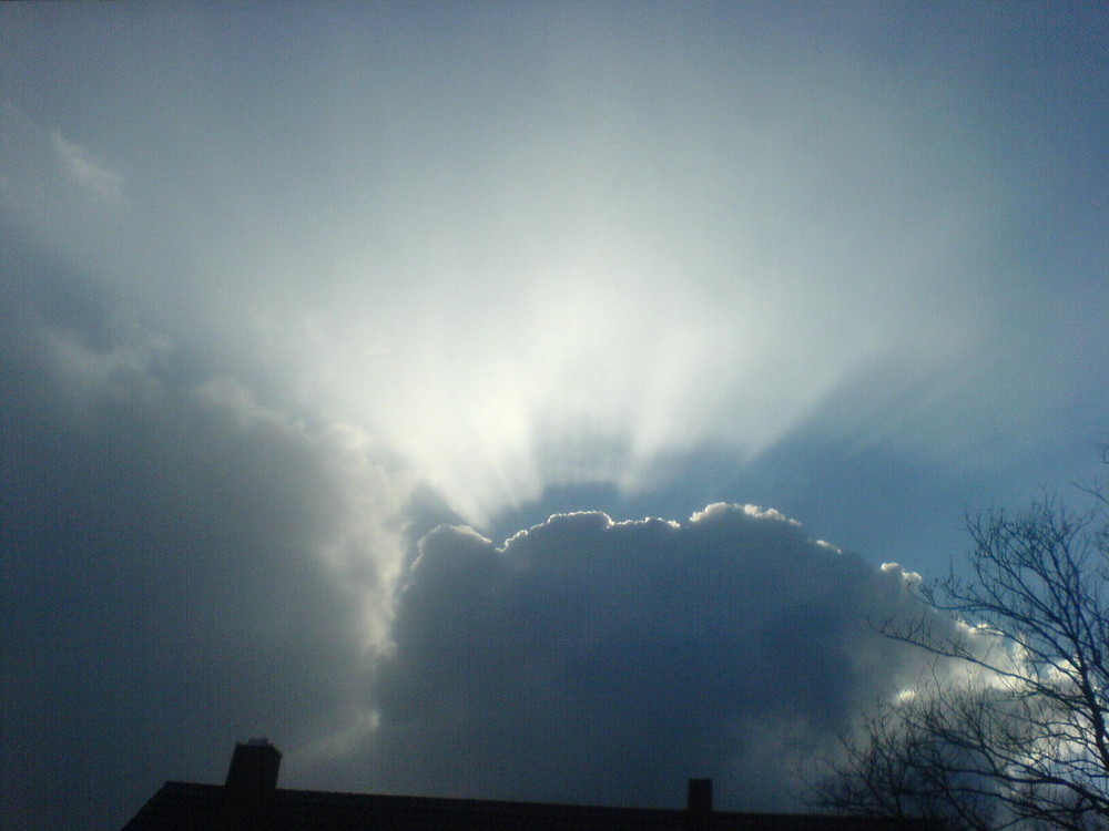 Sonne strahlt hinter der Wolke hervor