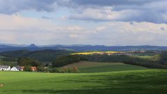 Sonne strahlte über dem Rapsfeld und Burkhardswalde...