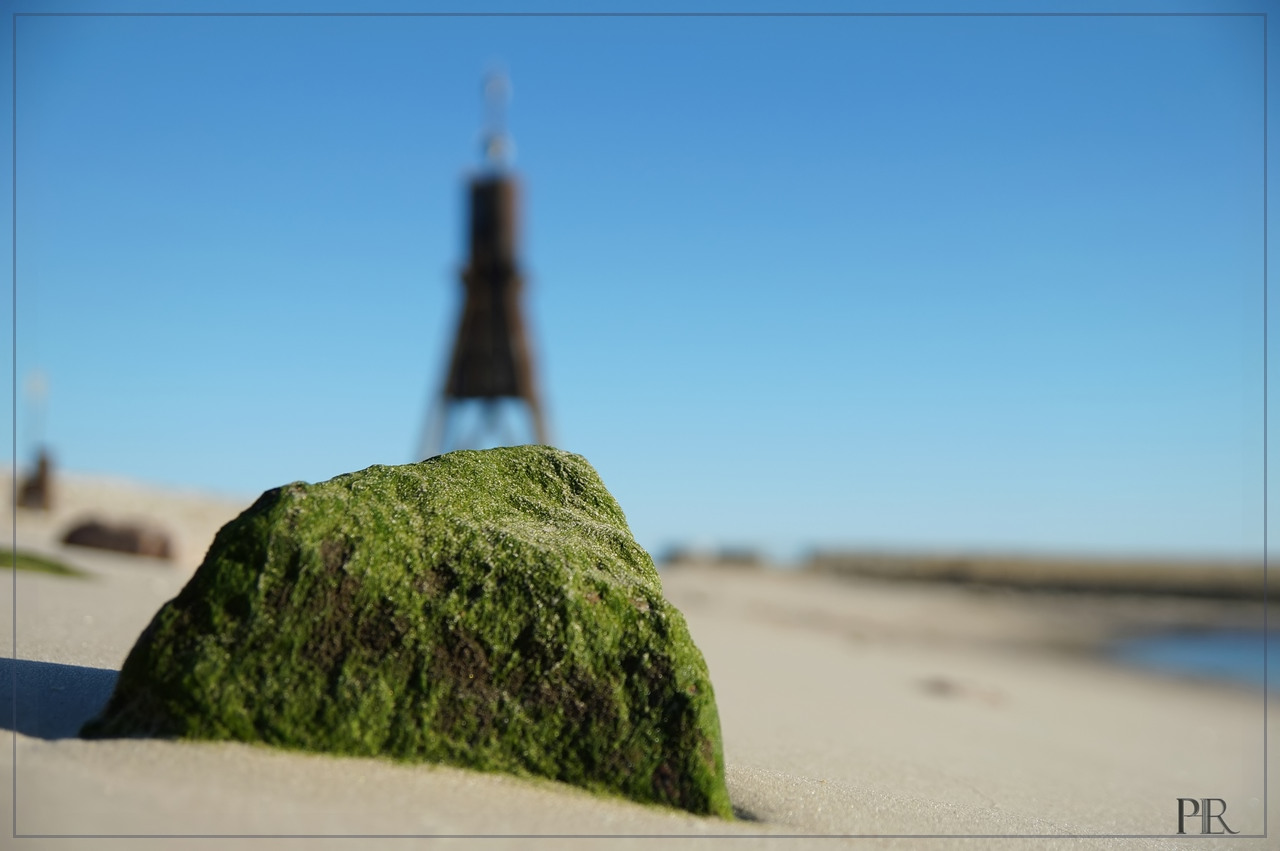 Sonne, Strand, Meer und die Kugelbake im November