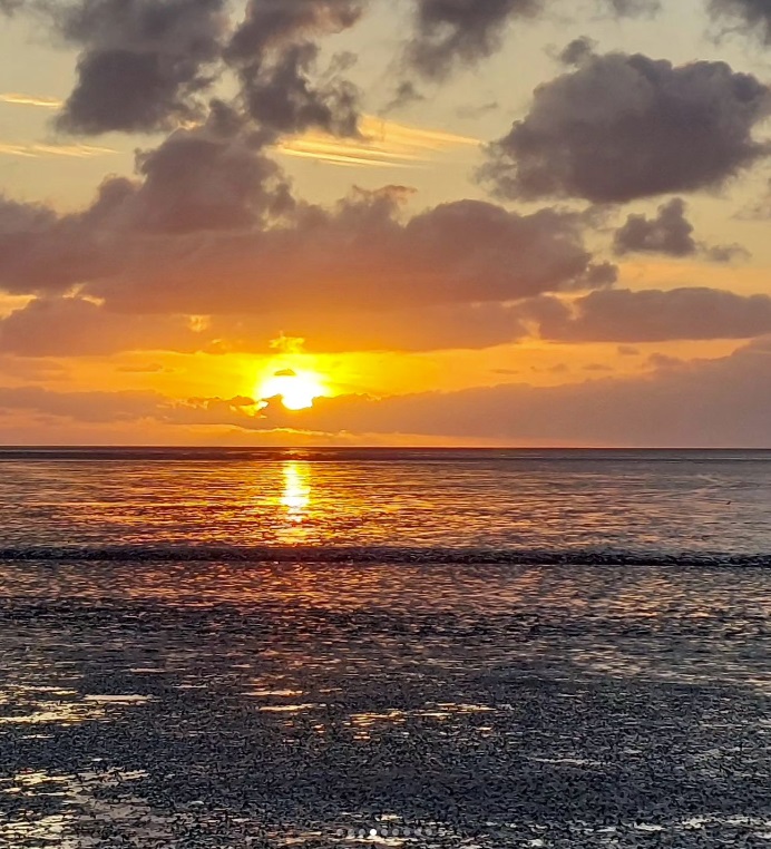 Sonne sucht Kontakt zum Wasser bei Ebbe