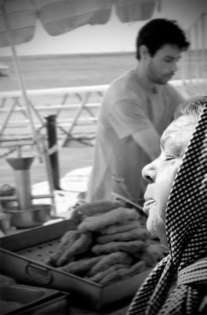 Sonne tanken auf dem Markt in Olhão