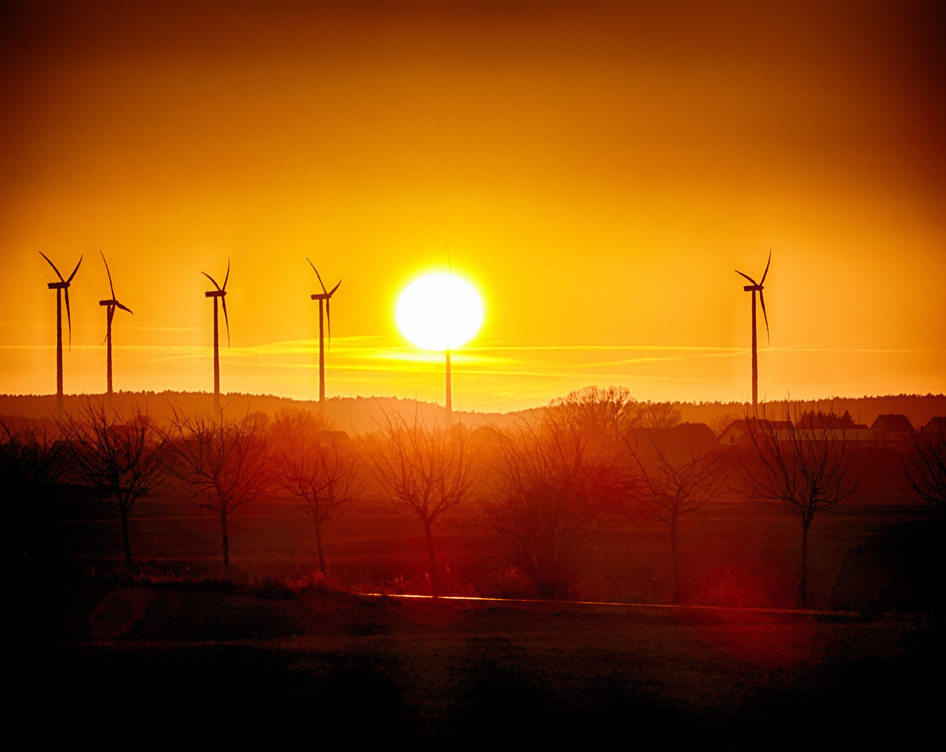 Sonne trifft auf Windrad