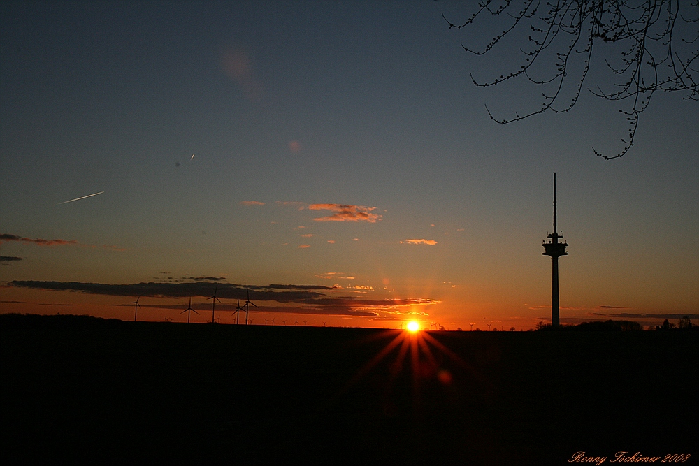 Sonne, Turm und Windräder