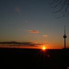 Sonne, Turm und Windräder