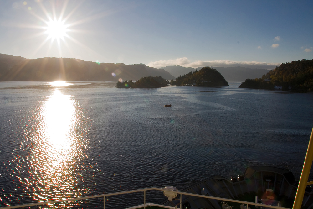 Sonne über dem Fjord