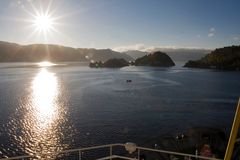 Sonne über dem Fjord