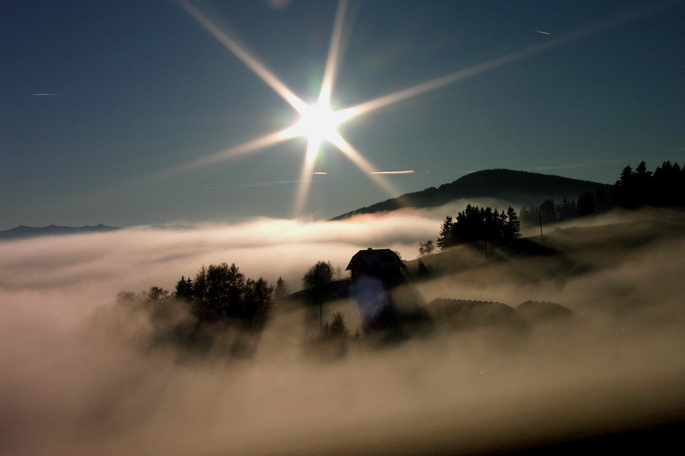 Sonne über dem Herbstnebel