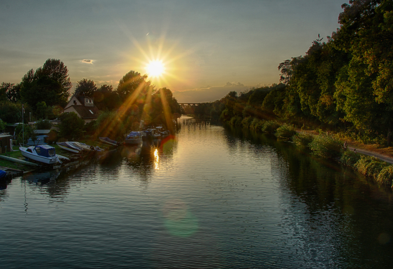 Sonne über dem Kanal