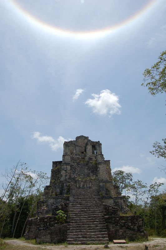 Sonne über dem Maya Tempel