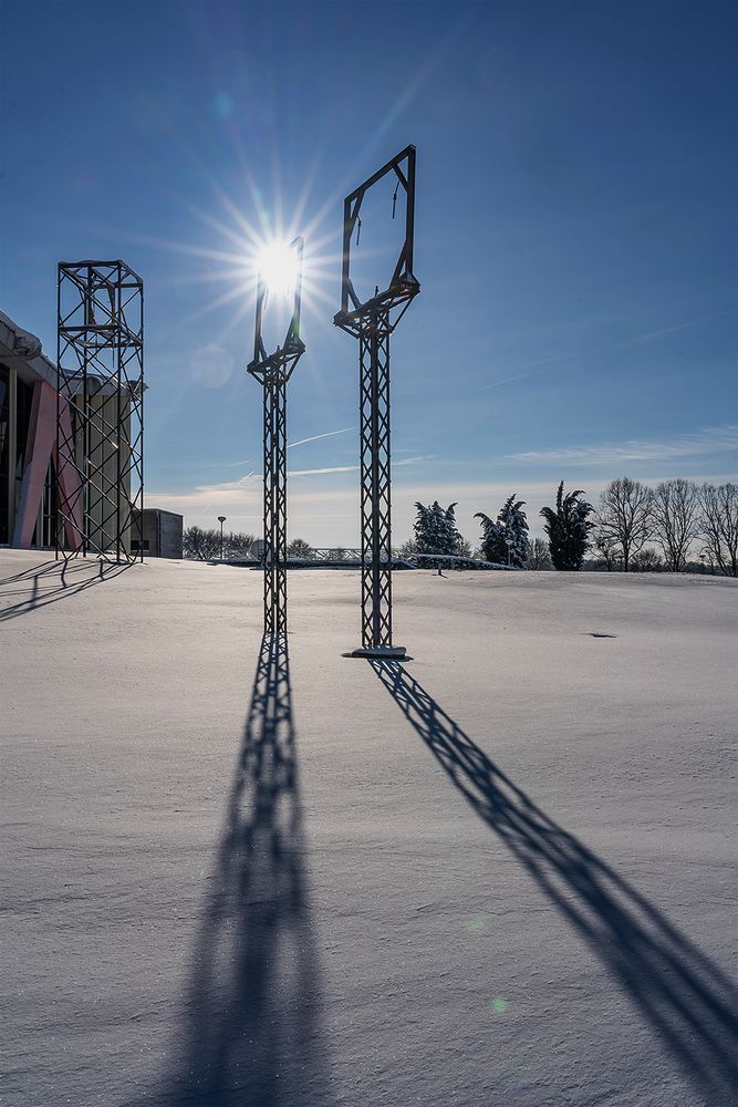 Sonne über dem mit Schnee bedeckten Sender "Europa 1" in Berus