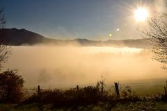 Sonne über dem Nebel