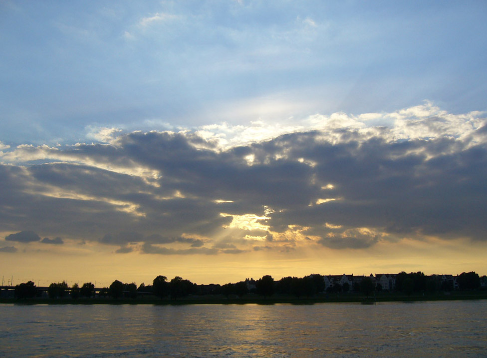 Sonne über dem Rhein