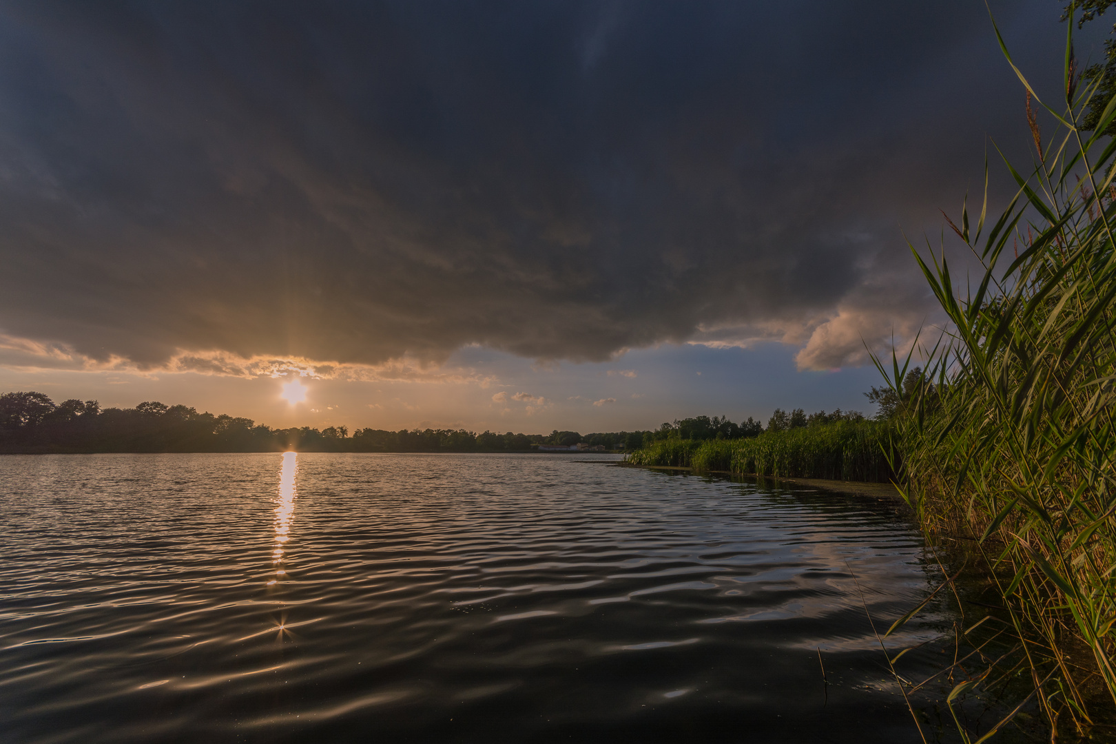 Sonne über dem See