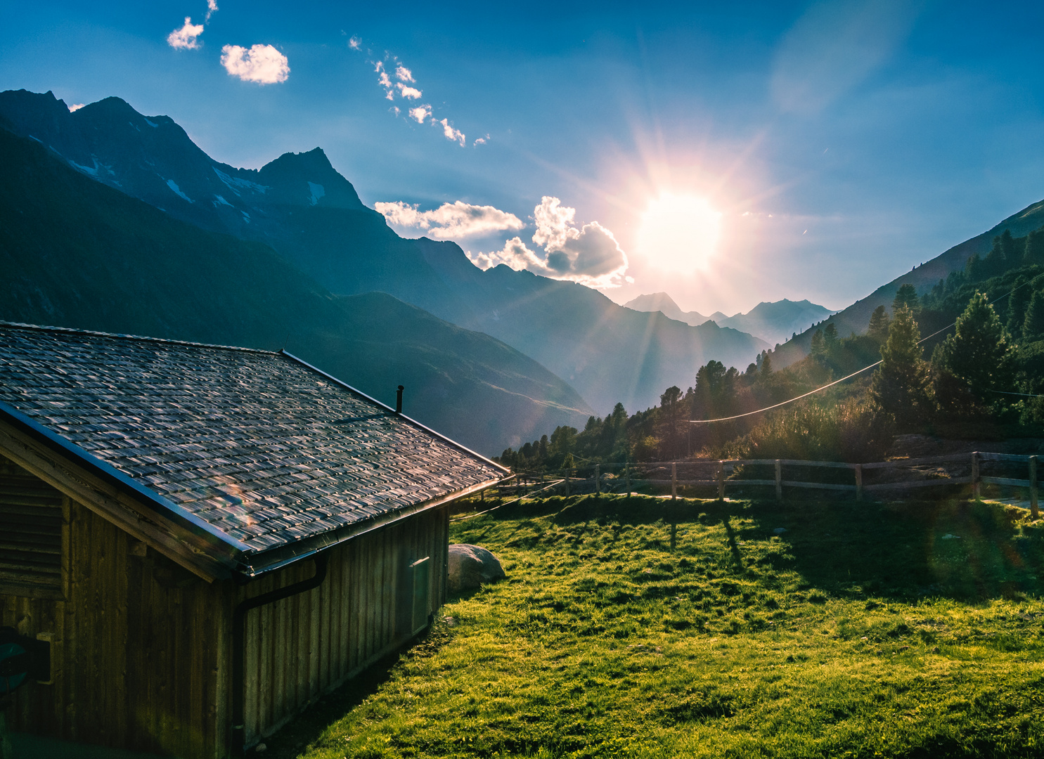 Sonne über den Bergen