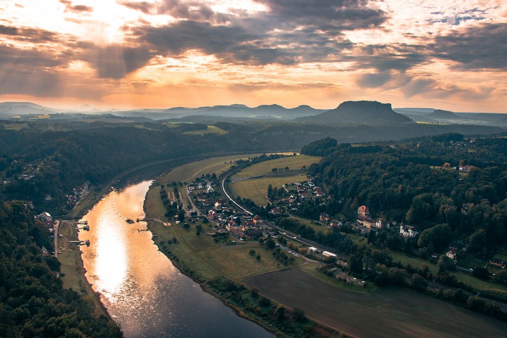 Sonne über der Elbe