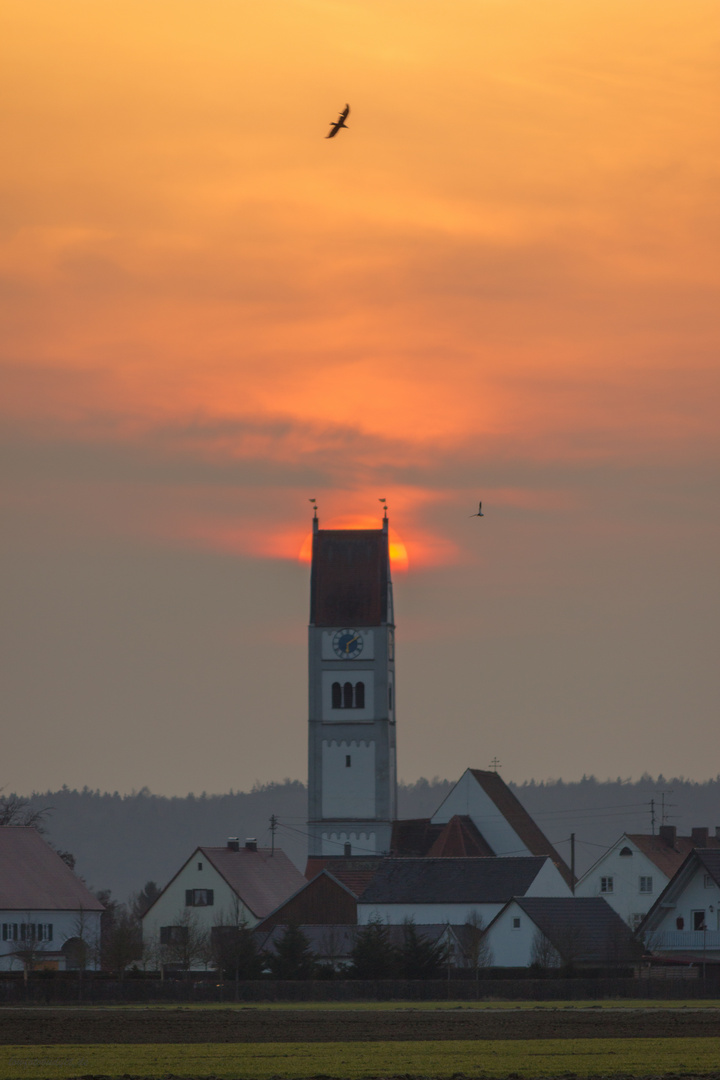 Sonne über der Kirche