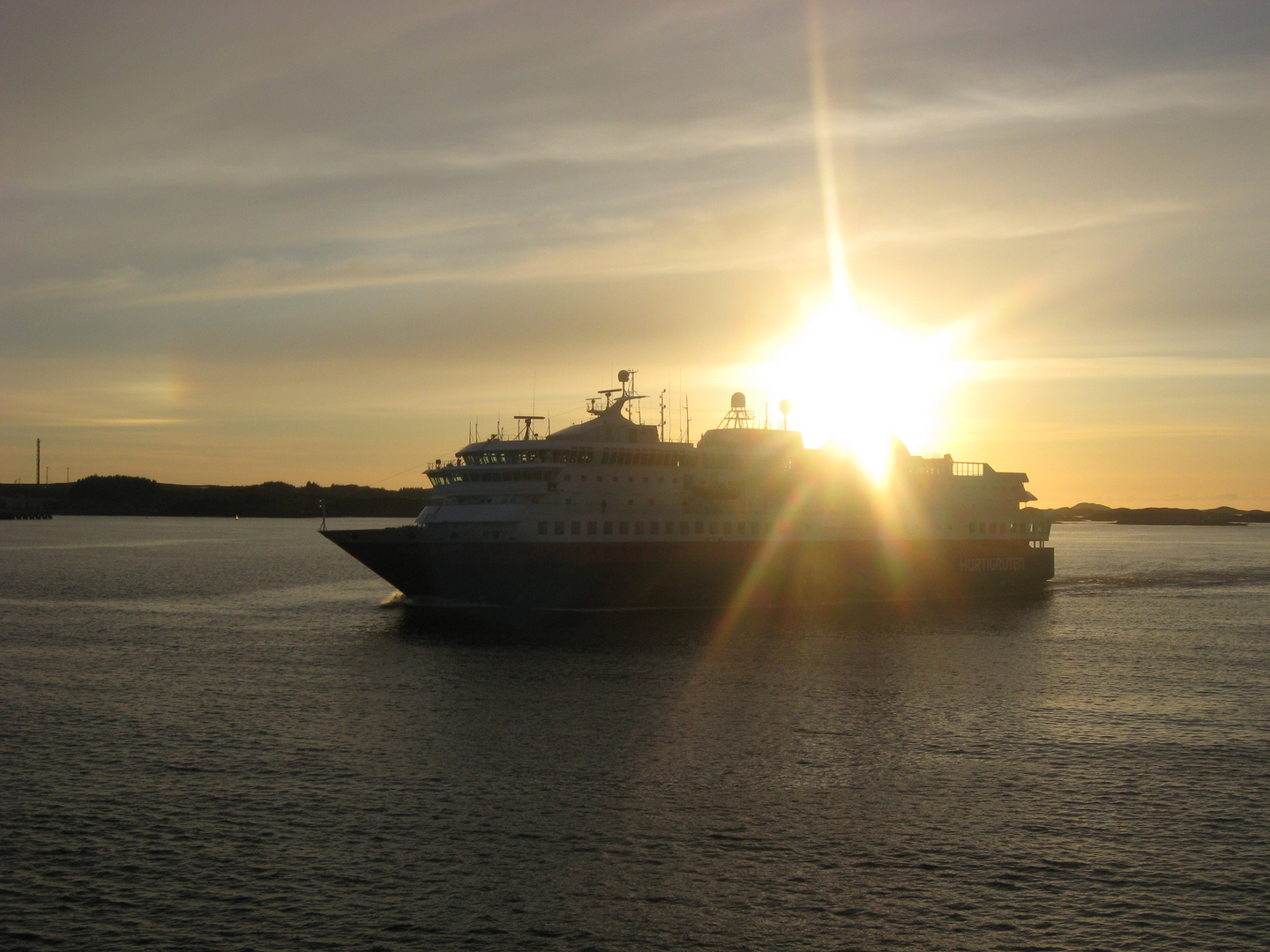 Sonne über der MS Nordkapp